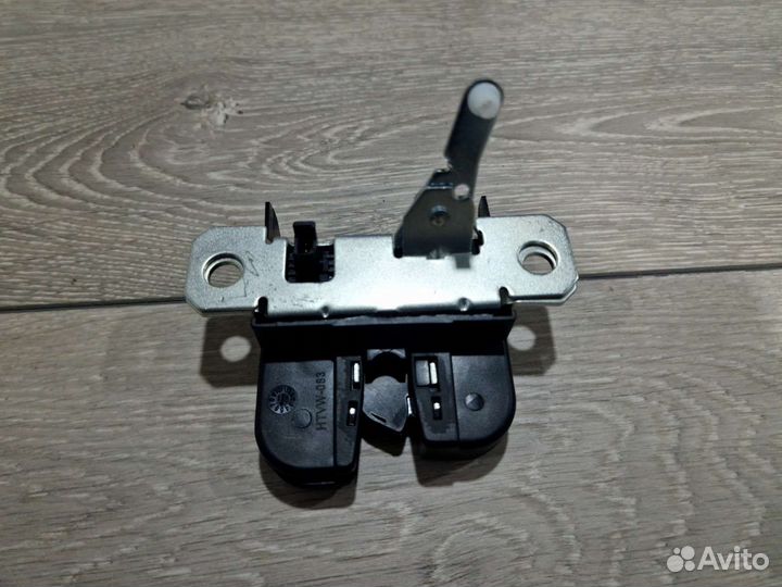 Замок крышки багажника VW Golf 4 1J6827505C