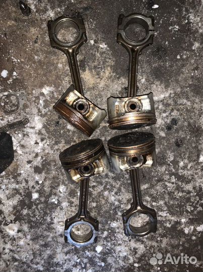 Поршень с шатуном QR20 DE Nissan