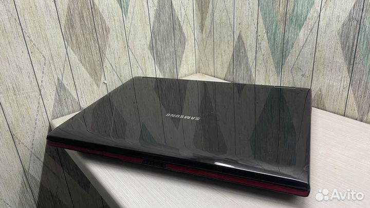 Ноутбук для работы и учёбы Samsung NP-R710