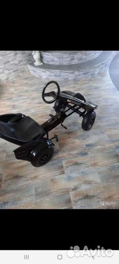 Машина на педалях