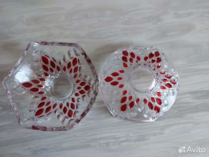 Стеклянные вазочки и тарелка