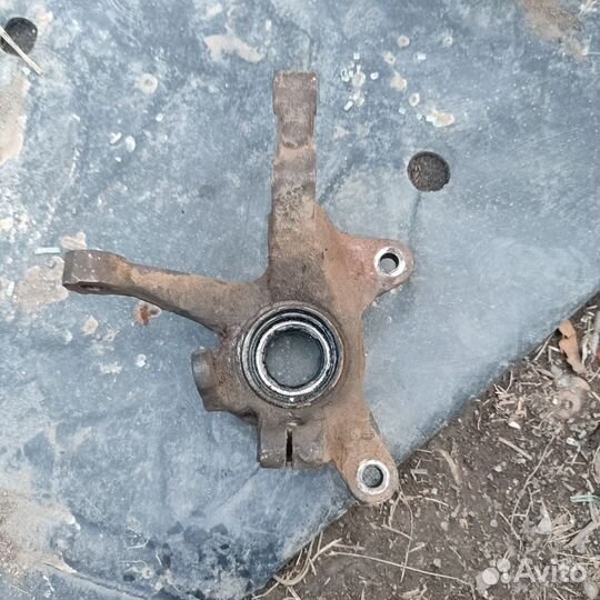 Поворотный кулак передний левый Kia Rio 1