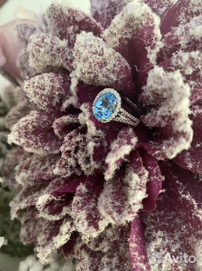 Золотые серьги и кольцо с бриллиантами и топазами