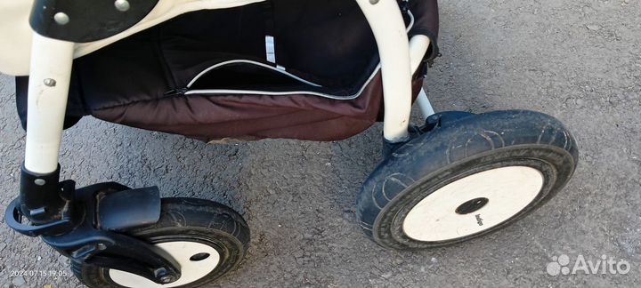 Прогулочная коляска с надувными колесами