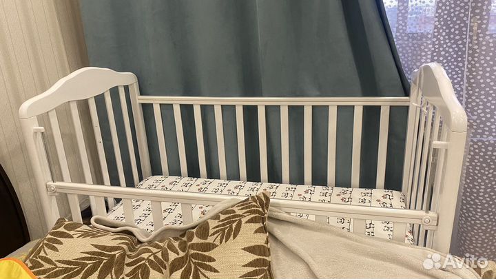 Детская кроватка с маятником