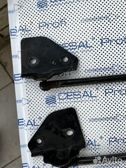 Амортизатор двери багажника nissan pathfinder