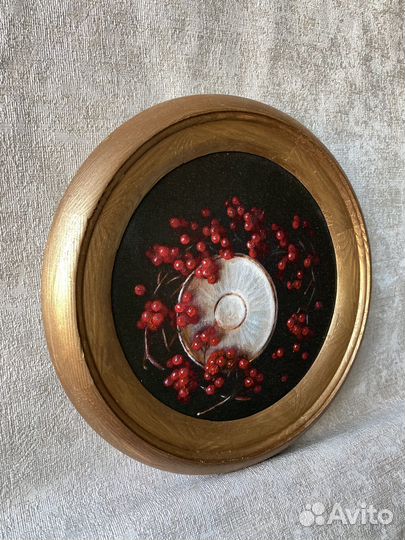 Картина в деревянной раме круглая