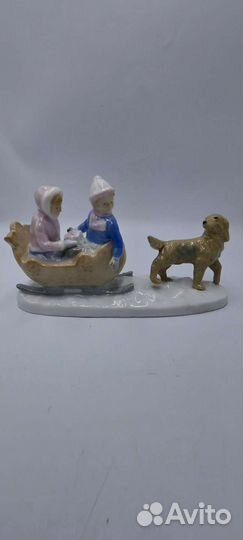 Антикварная статуэтка дети на санках с собакой