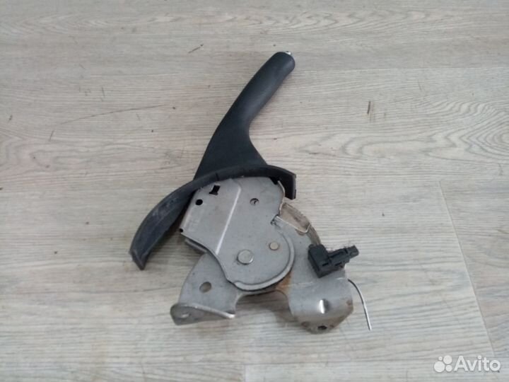 Рычаг стояночного тормоза Toyota Avensis II