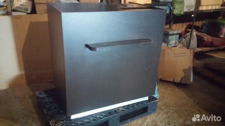 Стеллажи и полки для магазина одежды, манекены