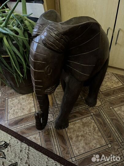 Фигура слона из цельного куска красного дерева