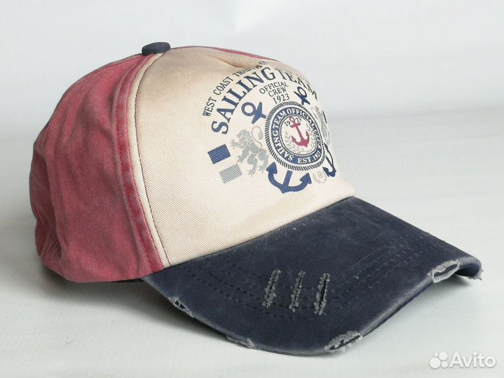 Классическая бейсболка красно-синего цвета