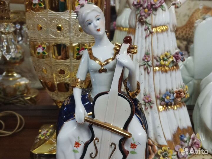 Статуэтка дама фарфор