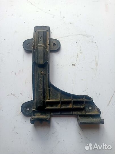 Кронштейн бампера задний левый Audi 80 B4 ABC 1994