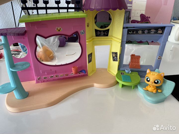 Littlest pet shop.Cafe