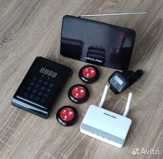 Кнопка вызова персонала, официанта, мастера и часы