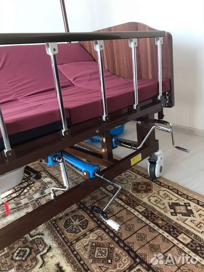 Кровать медицинская для лежачих с ручками кресло