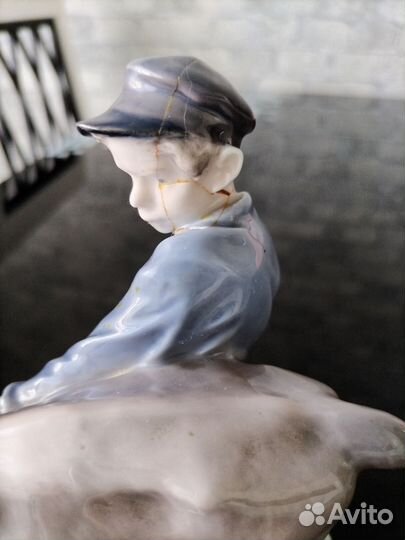 Фарфоровая статуэтка мальчик с бычком