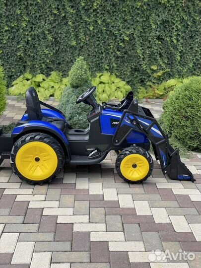 Электромобиль синий трактор