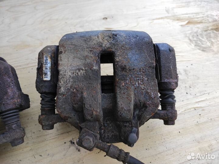 Суппорт передний левый правый на Opel Insignia