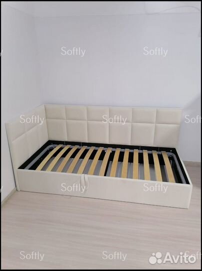 Детская кровать с мягкой спинкой