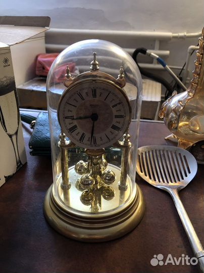 Часы, посуда, бокалы, книги, картина, сумка