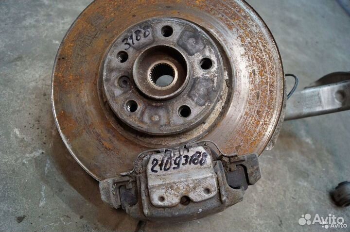 Кулак передний левый BMW X5 E70 (2006 - 2010)