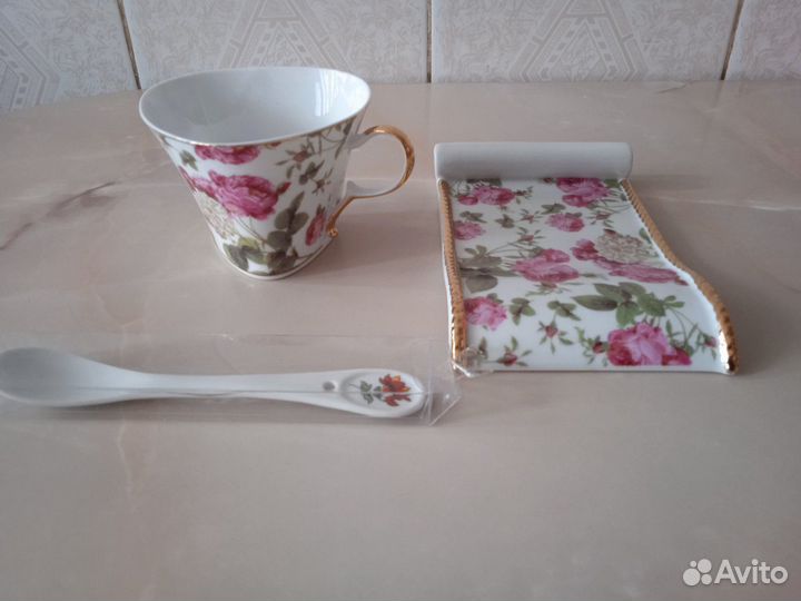 Подарочная чашка с тарелкой и ложечкой, фарфор