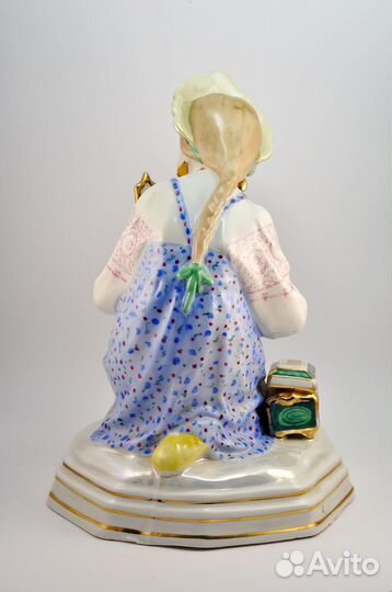 Статуэтка фарфоровая Малахитовая шкатулка Дулево