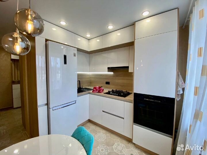 Угловая кухня под потолок на заказ