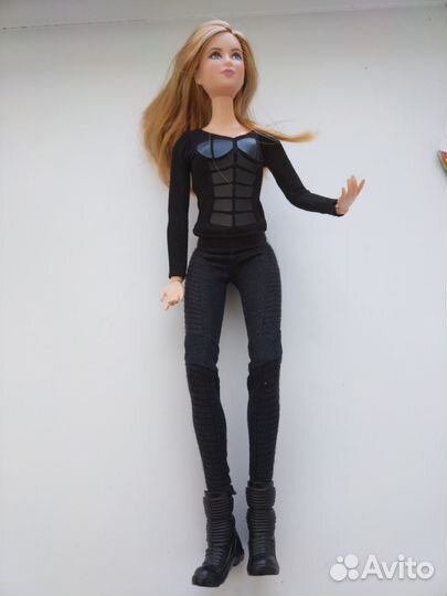 Кукла Трис Дивергент с небольшим нюансом на лице