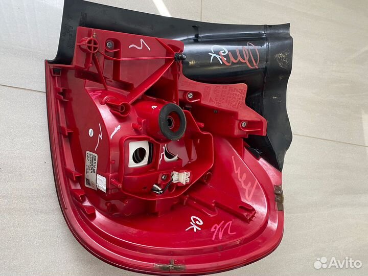 Задний левый наружный фонарь мерседеса GLA