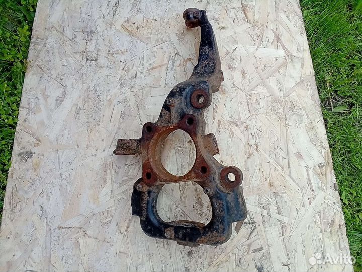 Кулак поворотный левый Land Rover Discovery 3