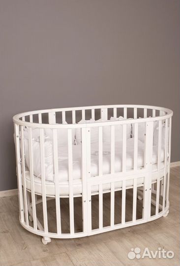 Детская кроватка с маятником