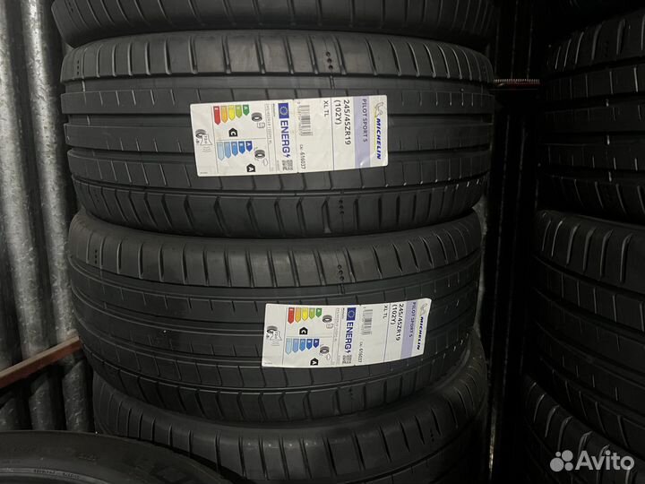 Michelin Pilot Sport 5 245/45 R19 и 275/40 R19 102Y