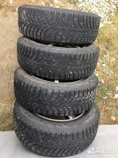 Bridgestone Blizzak Spike-01 215/65 R16