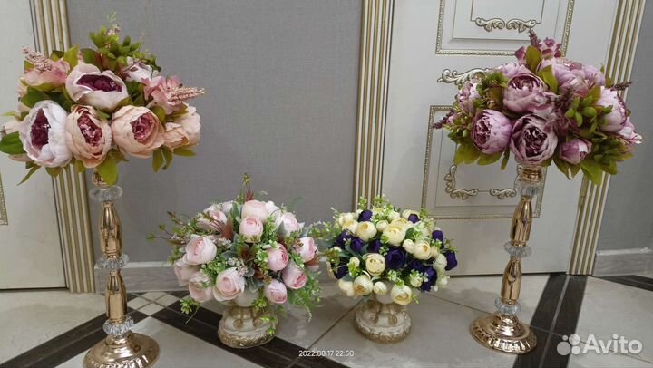 Букет из искусственных цветов с вазой