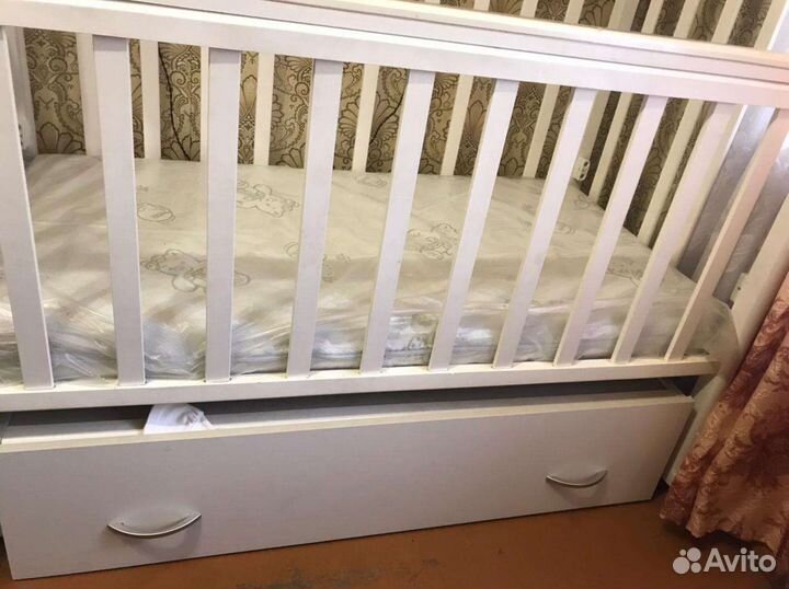 Детская кроватка с маятником и ящиком