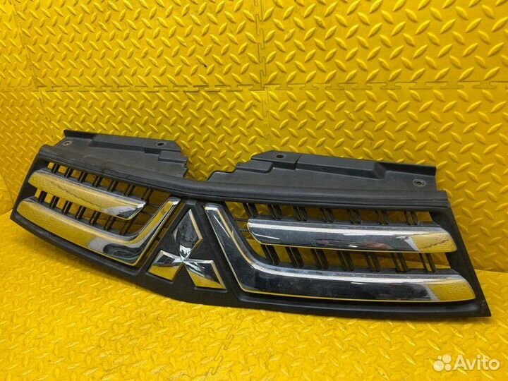 Решетка бампера Mitsubishi Pajero Sport KH 4D56