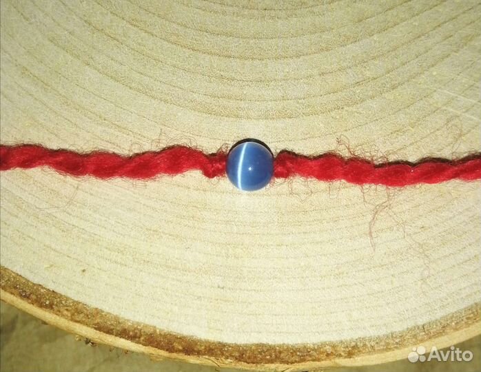 Шерстяная красная нить с камнем