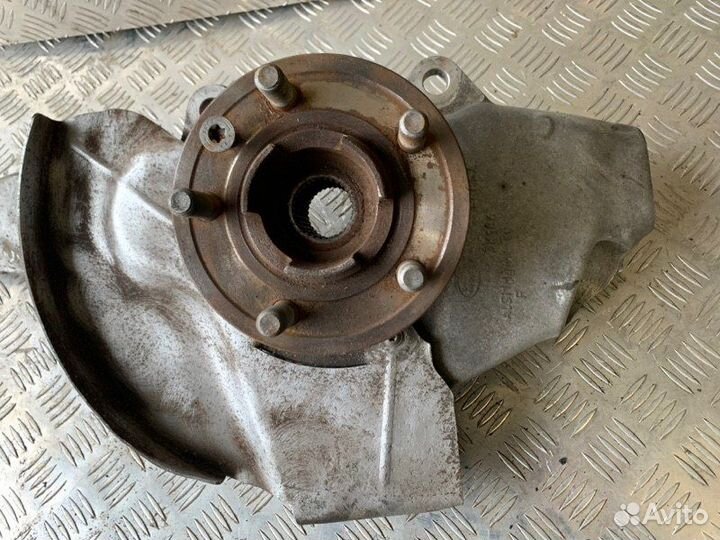 Кулак поворотный передний левый Land Rover