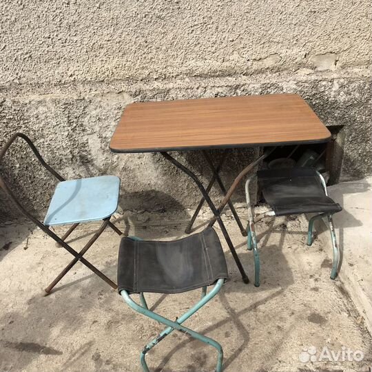 Походный столик с тремя стульями