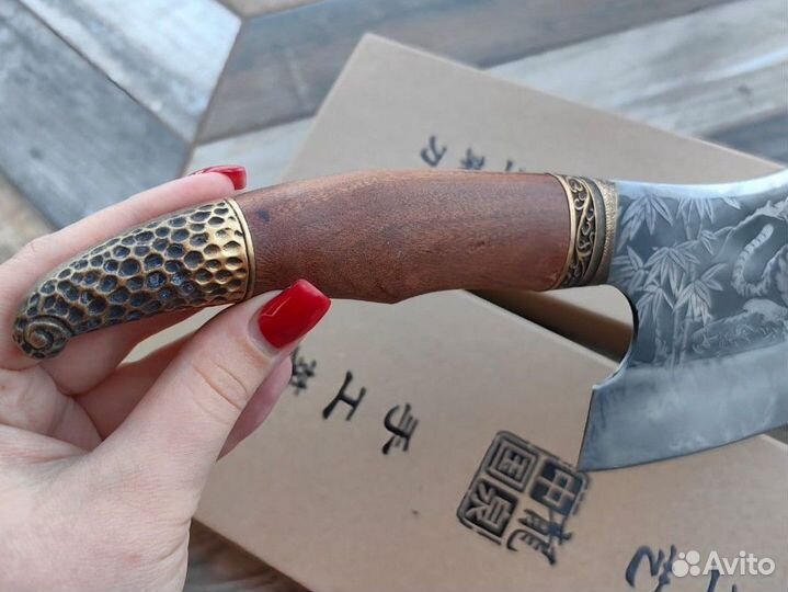 Нож с гравировкой