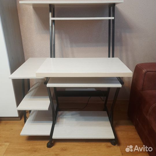 Современный компьютерный стол