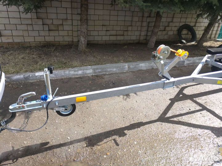 Лодочный прицеп 4.7м