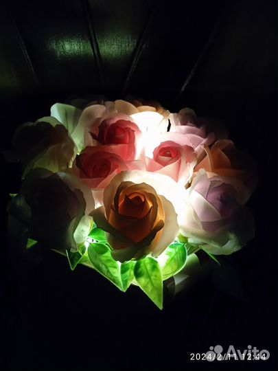 Светящийся букет из мыльных роз