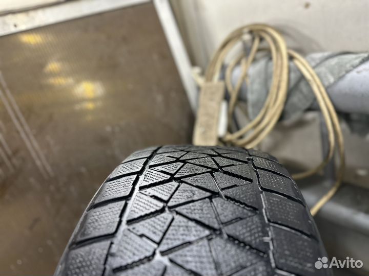 Bridgestone Blizzak DM-V2 285/45 R22 110T