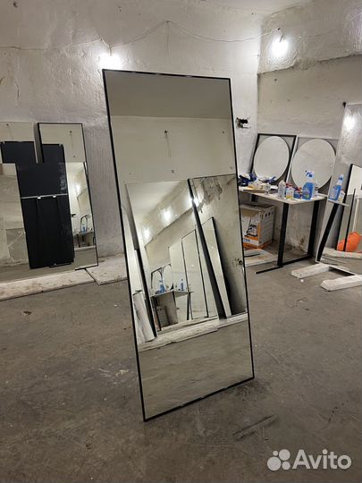 Зеркало настенное/напольное с ножкой в черной раме