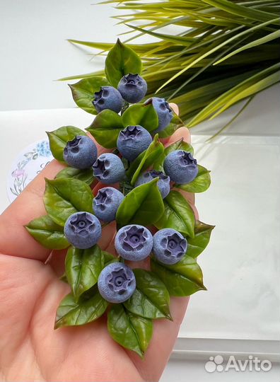 Брошь с черникой ручной работы