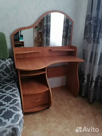 Трюмо с зеркалом